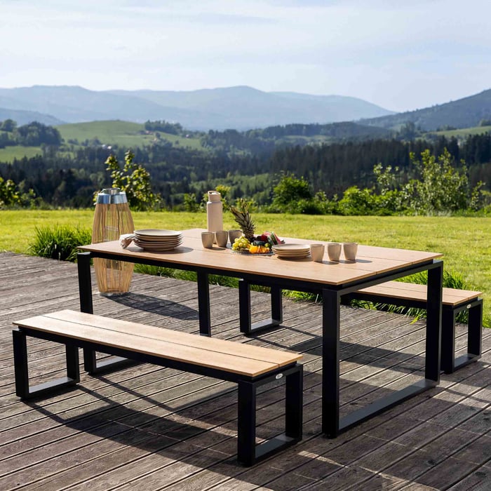 Dvě zahradní lavice v sestavě Trento jsou stylově a materiálově sladěny se stolem, díky čemuž všechny prvky sestavy vytvářejí ucelený celek.