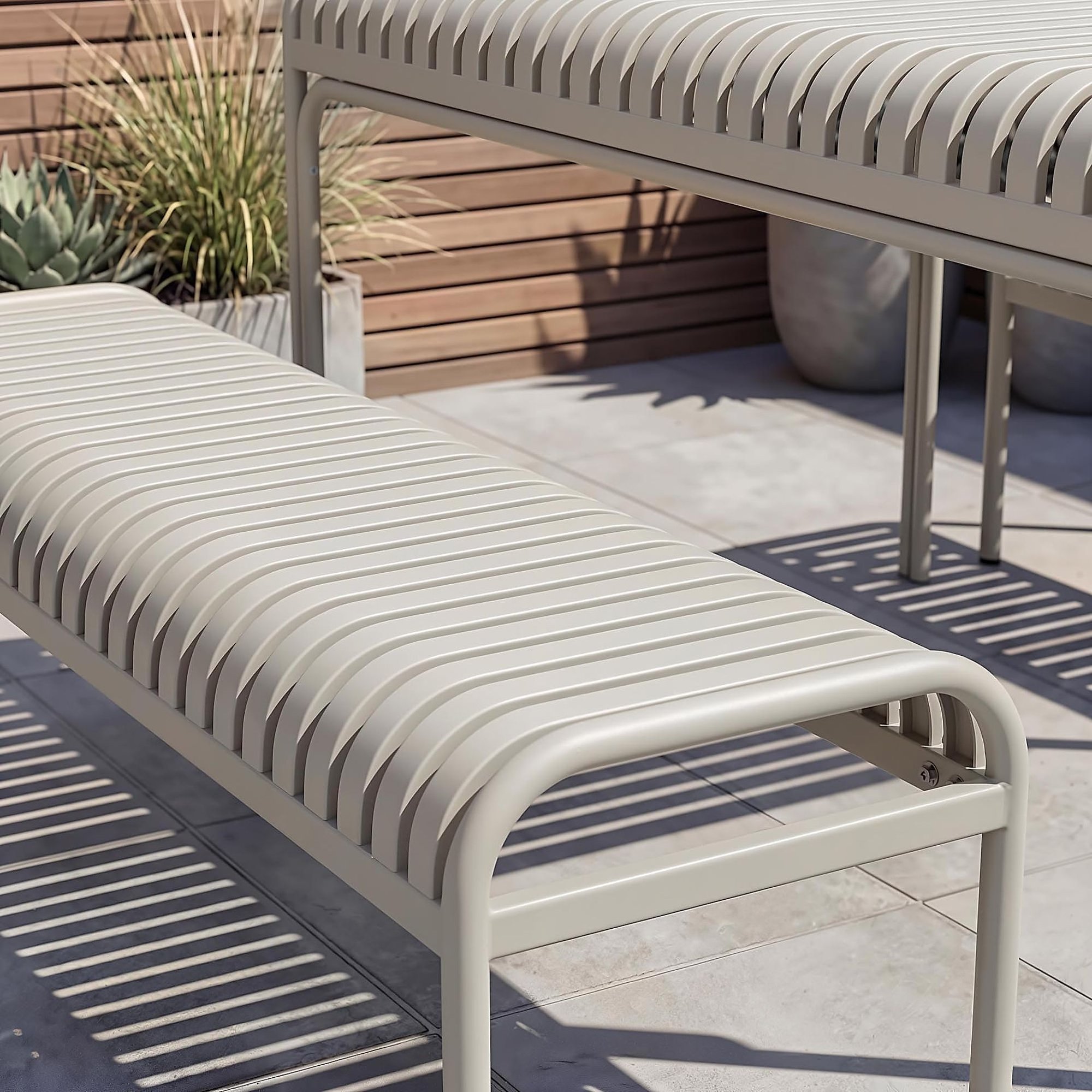 Chcete vytvořit harmonický prostor na zahradě? Tato kovová zahradní lavice 