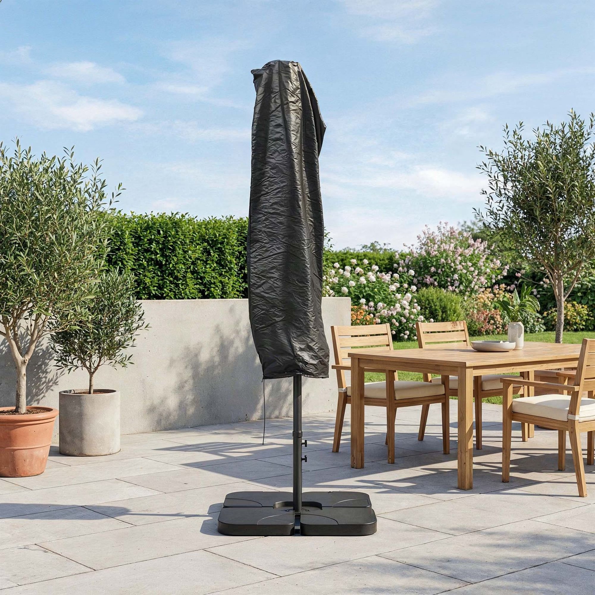 Slunečník Castela je skládací a vybavený pohodlným klikovým mechanismem