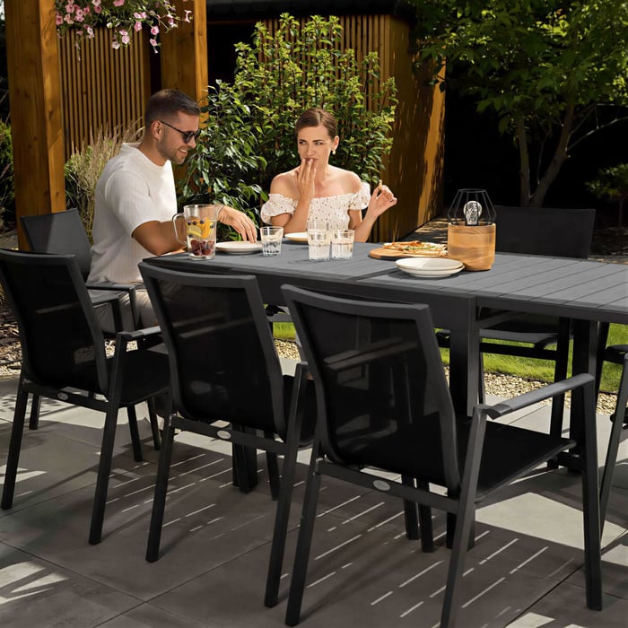 Židle Pejo v sestavě zajišťují pohodlnou relaxaci díky svému ergonomickému tvaru