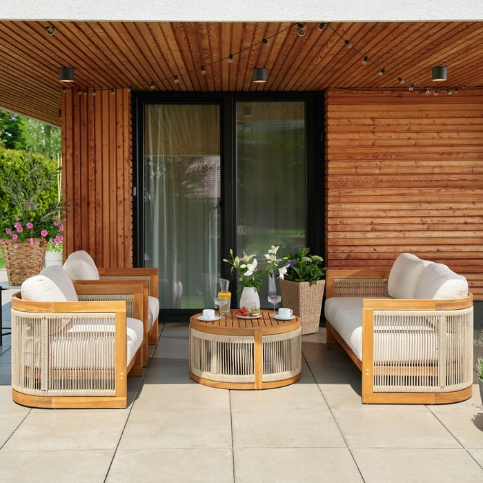 Souprava Groseto obsahuje tři podsedáky a čtyři opěrné polštáře, všechny ve stylové béžové barvě