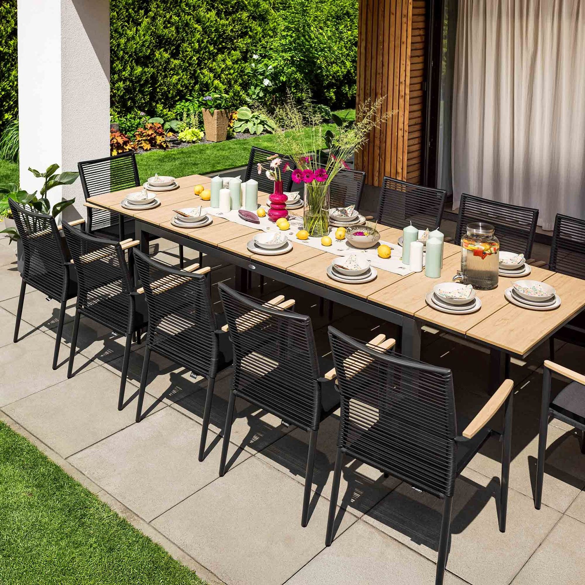 Sestavu doplňuje 12 stylových židlí v béžovém odstínu, které se vyznačují moderním