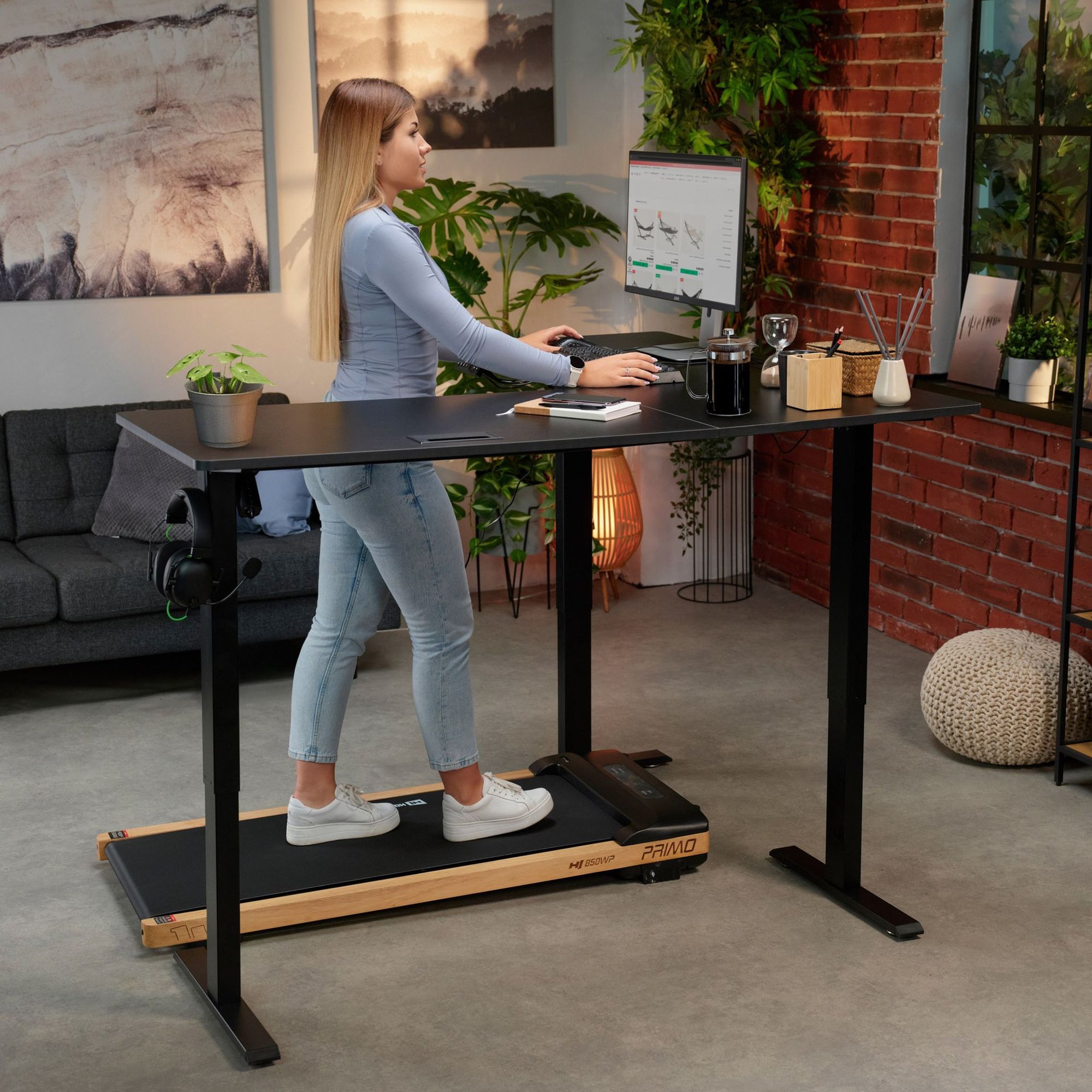 Rohový psací stůl Montaro je vybaven elektrickým mechanismem