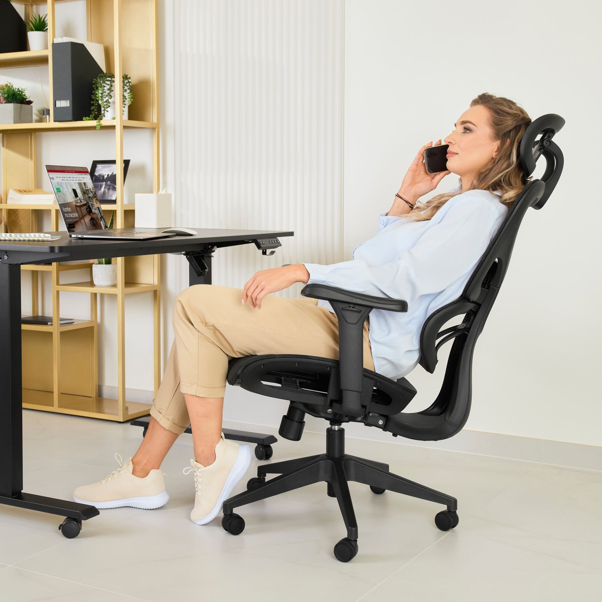 Ergonomicky tvarované opěradlo je vybaveno integrovanou bederní opěrkou