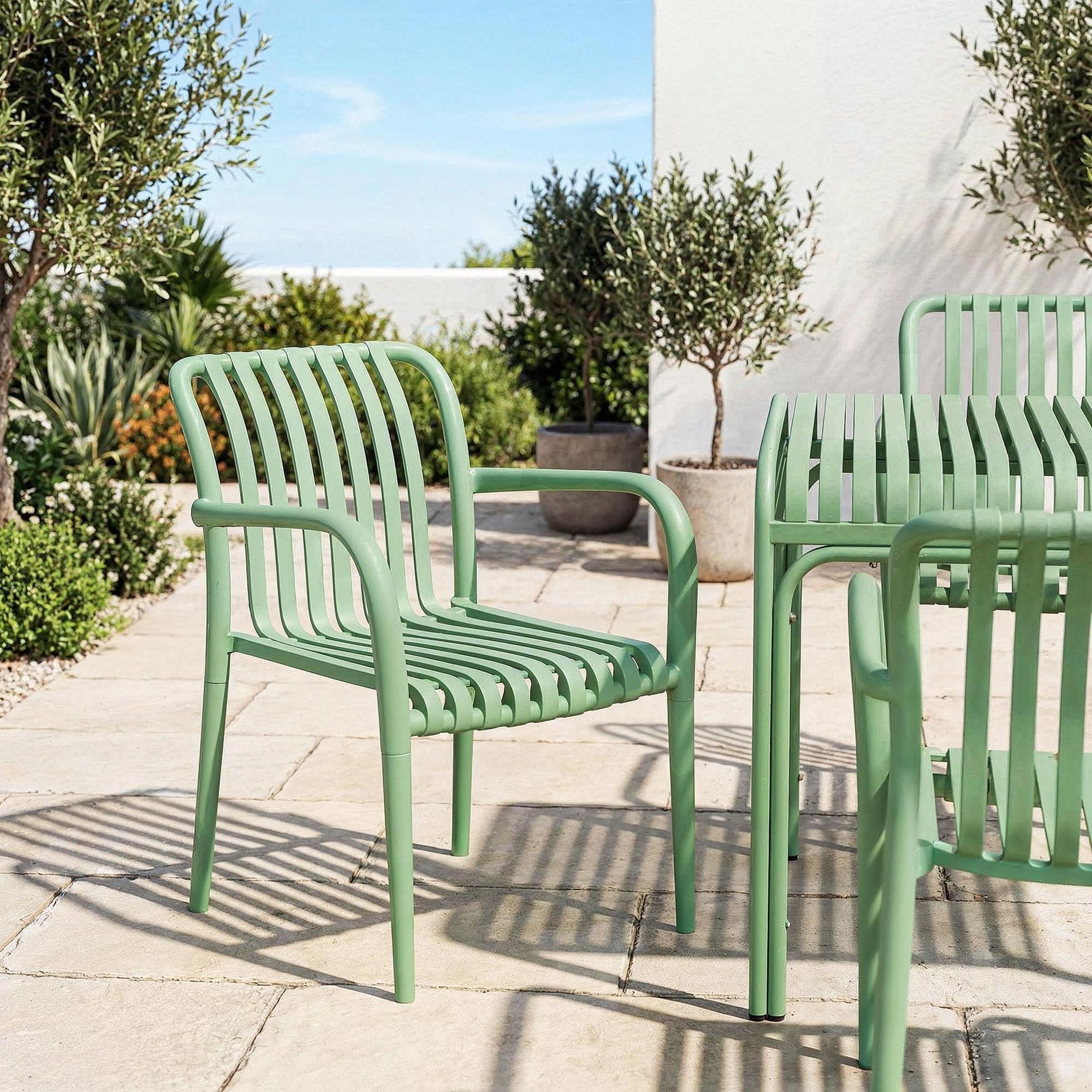 Křesla Carisi byla navržena s ohledem na snadné skladování a každodenní používání.