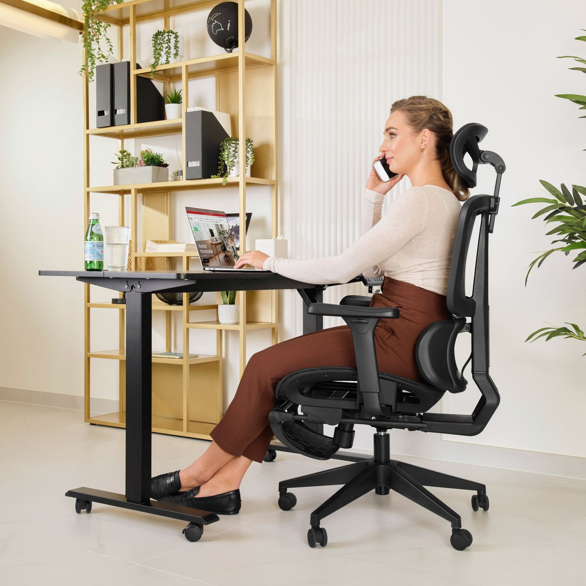 Kancelářská židle Romalo je moderním řešením pro osoby, které tráví dlouhé hodiny u stolu.