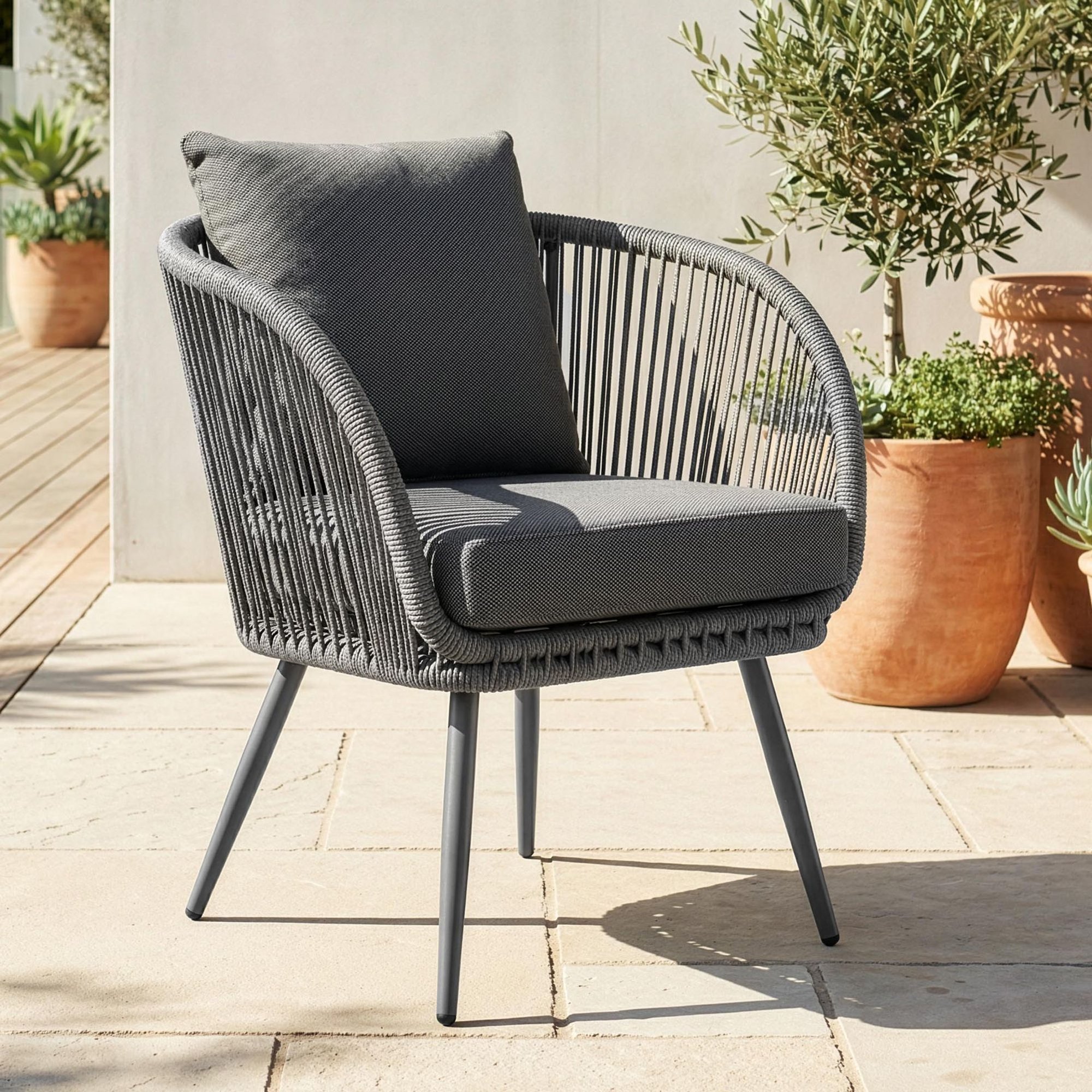 Set obsahuje čtyři pohodlná zahradní křesla s ergonomickým skořepinovým tvarem.