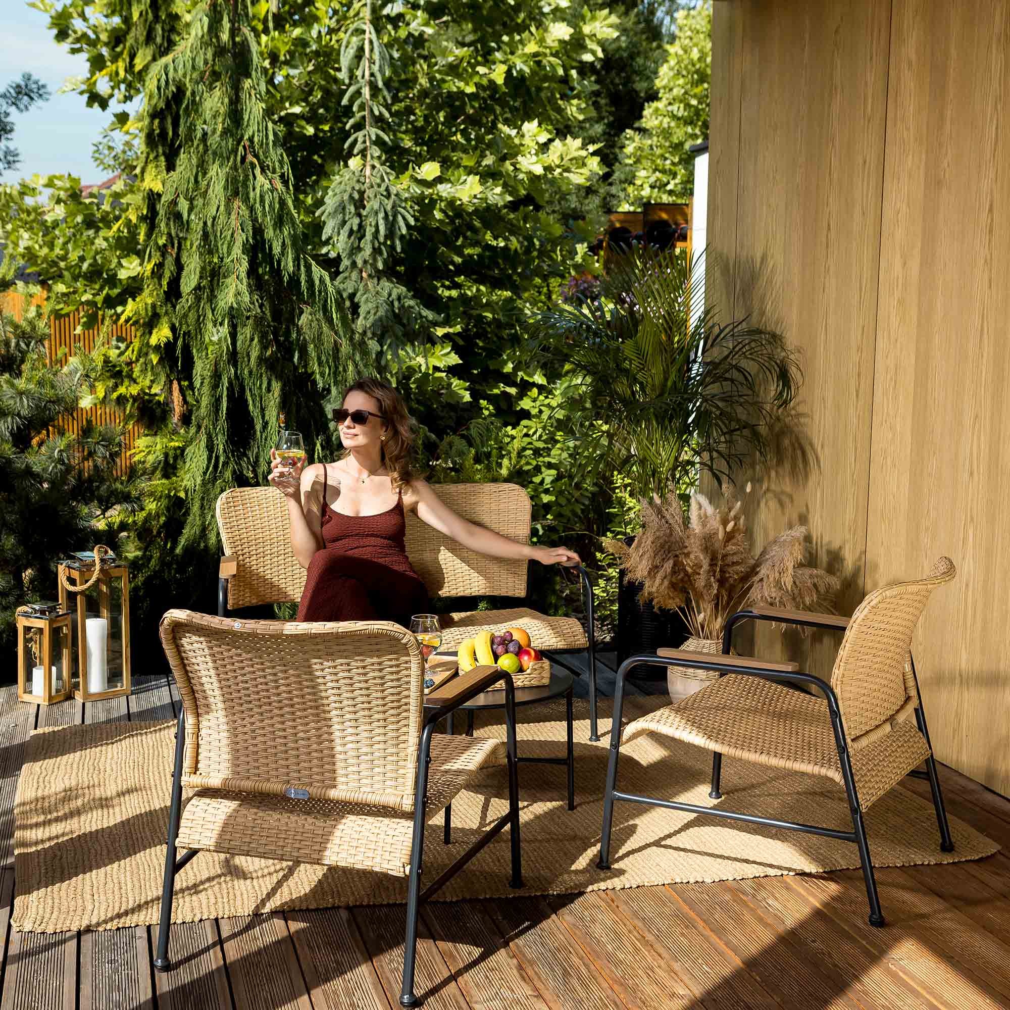 Konstrukce nábytku Corato je založena na kombinaci odolného ocelového rámu