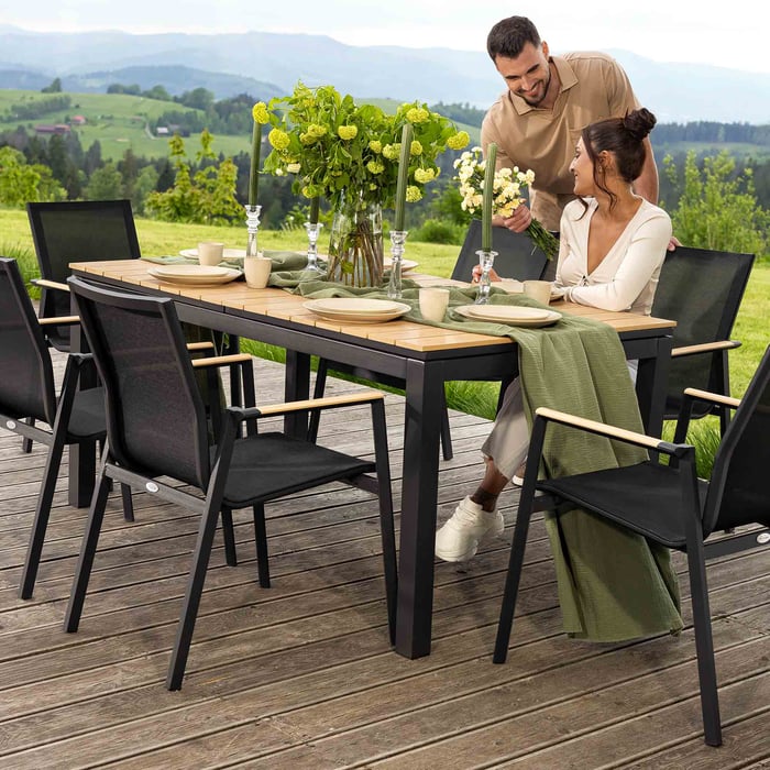 Židle Miranno v setu zajišťují pohodlnou relaxaci díky svému ergonomickému tvaru a použití pečlivě vybraných materiálů. 