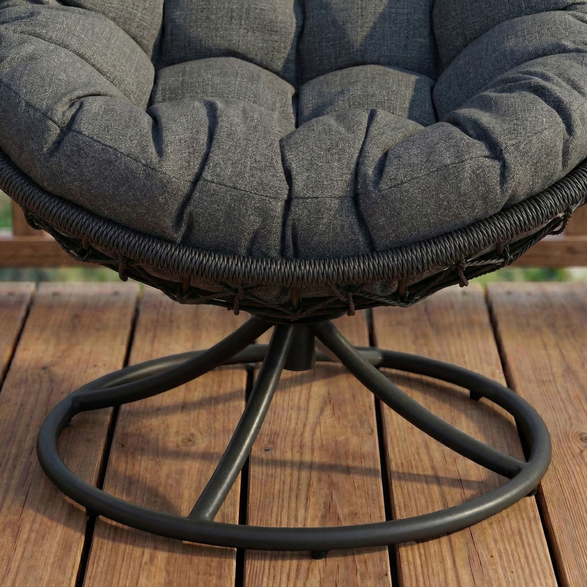 Součástí balení je šedý velký měkký polštář o tloušťce 15 cm