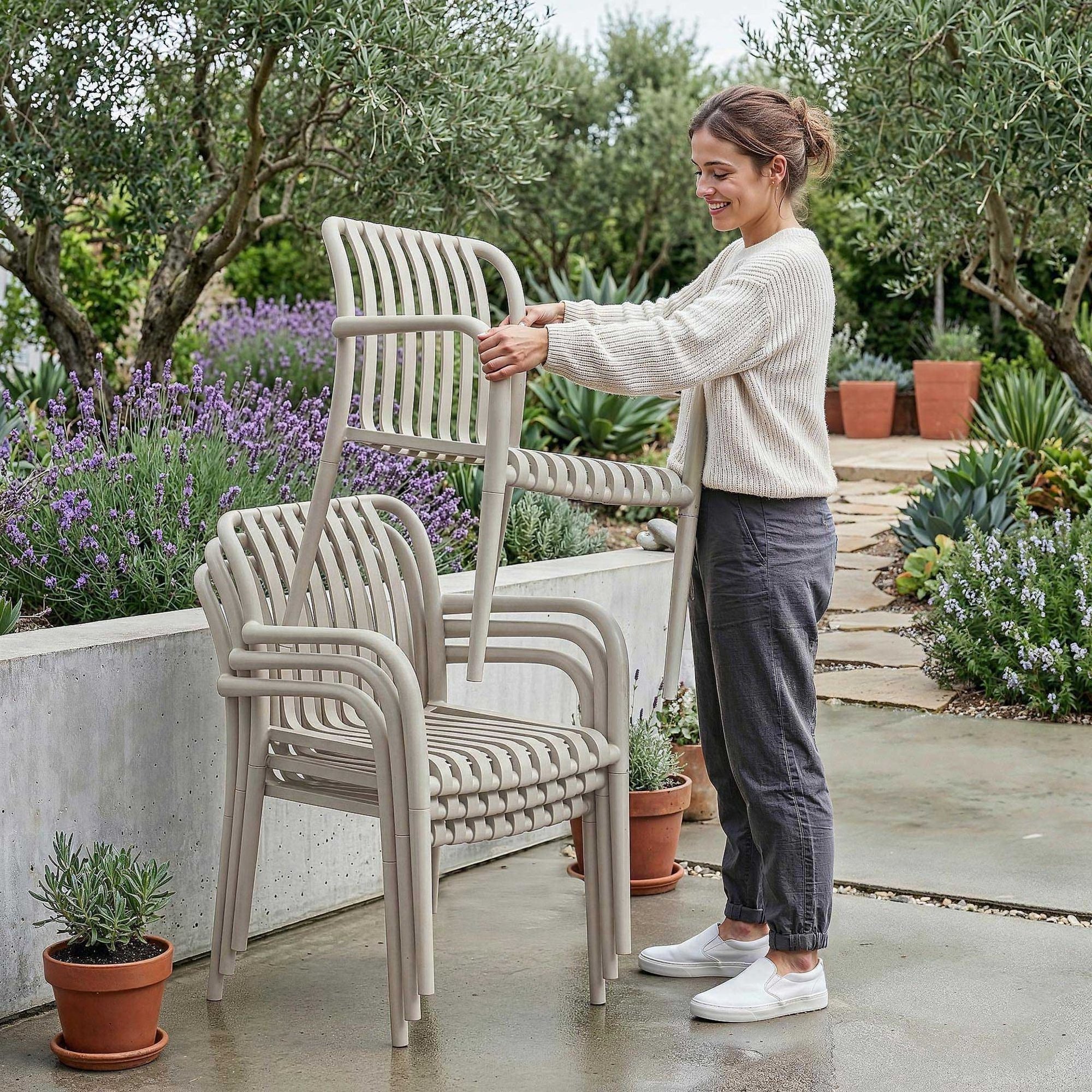 Sada křesel Carisi byla navržena tak, aby tvořila harmonický celek s kovovými stoly z naší kolekce.