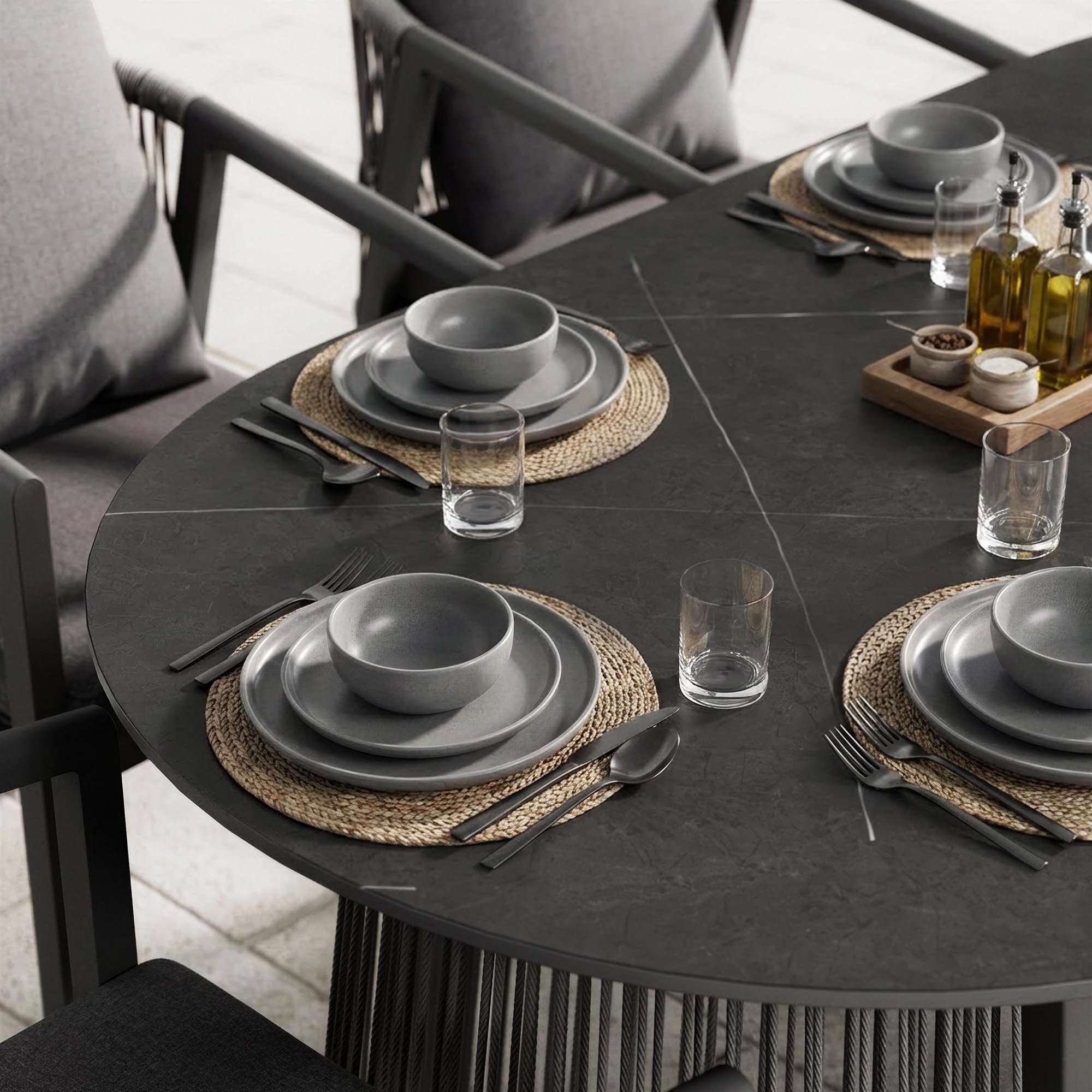 Architektonische Form: Esstisch aus Sinterstein