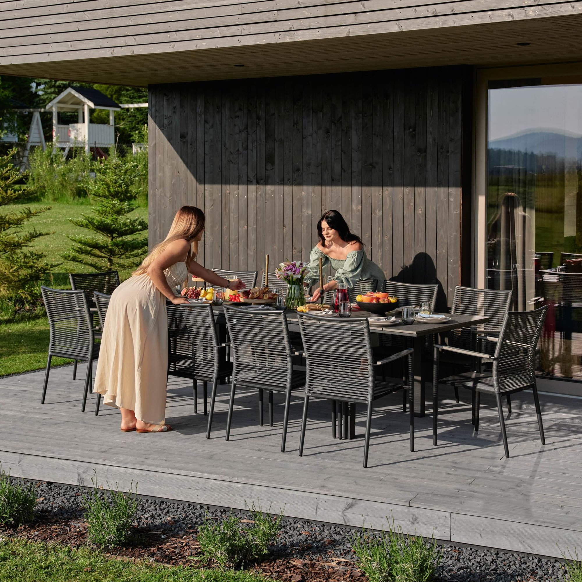 Stilvoller Gartentisch aus Aluminium 