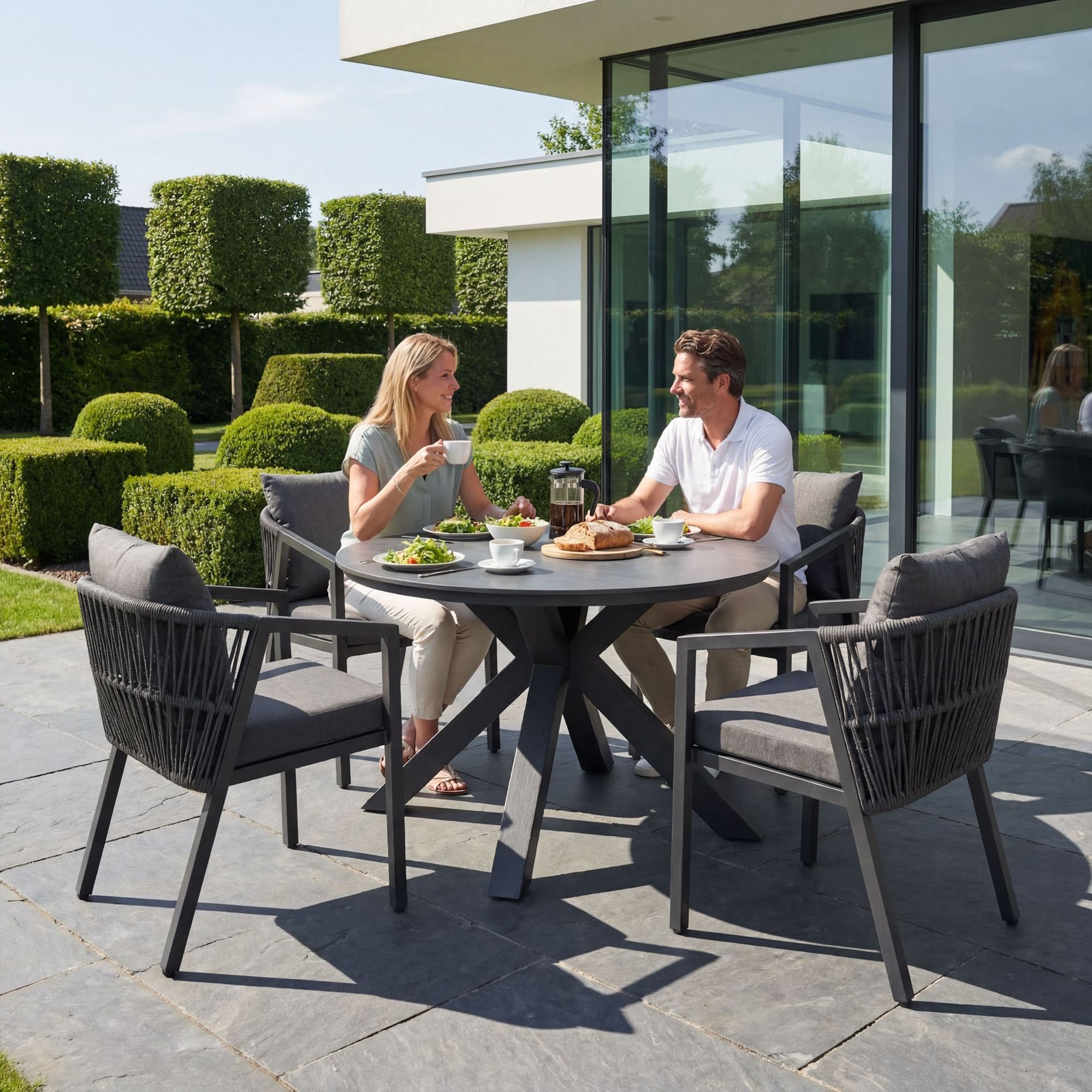 Elegante Essgruppe für Garten und Terrasse