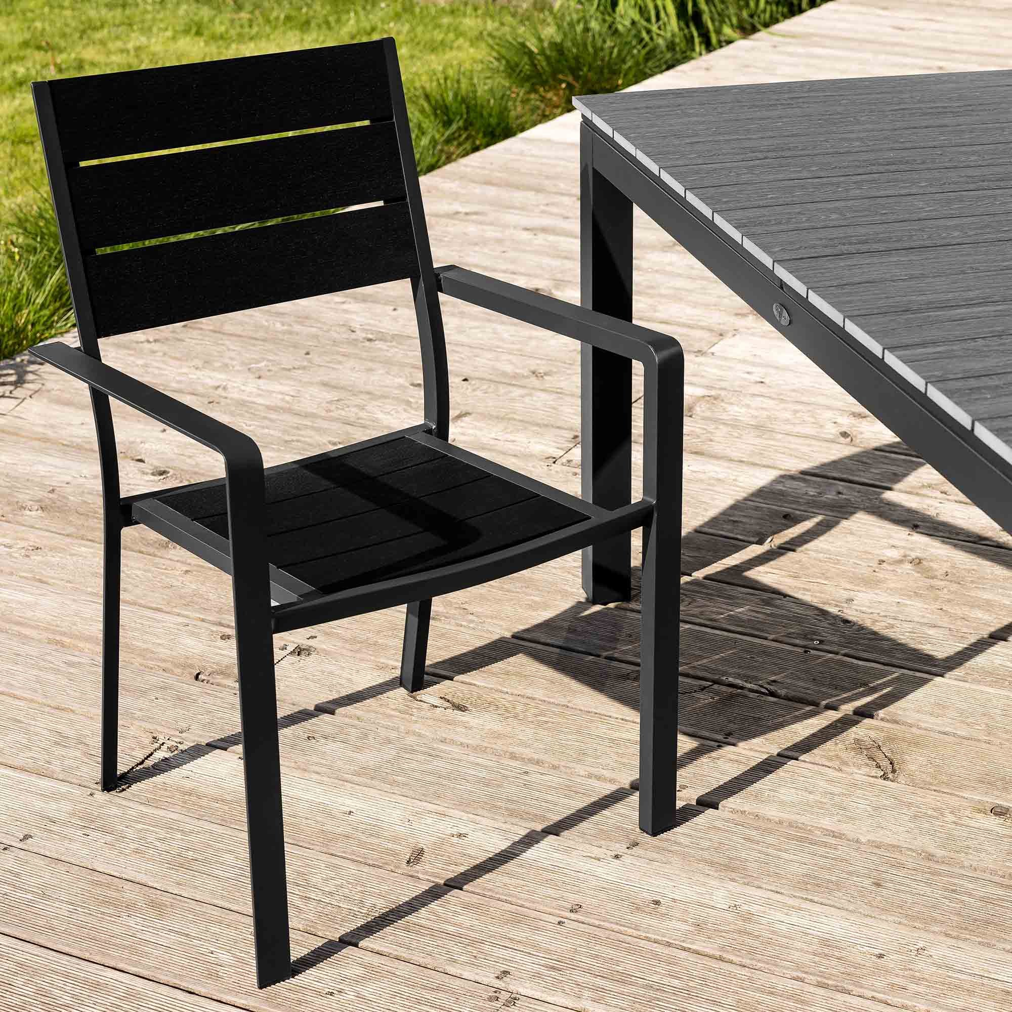 Rückenlehne und Sitzfläche aus Kunstholz