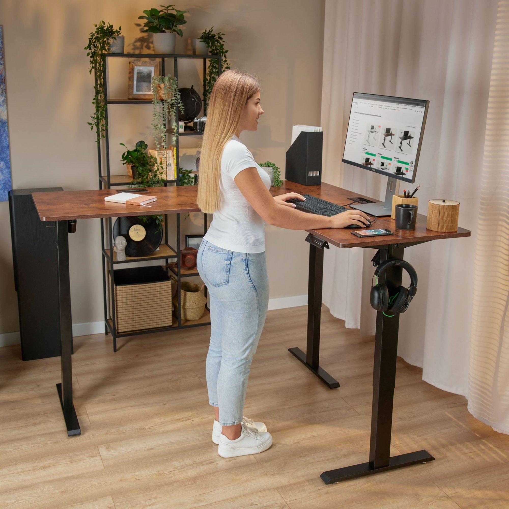 Geräumige Arbeitsplatte mit funktionalen Details