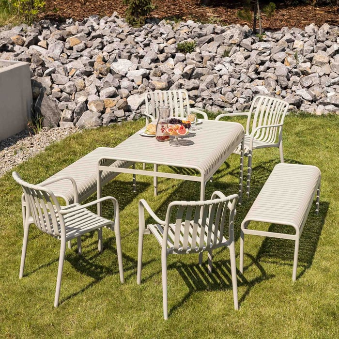 Design-Tisch, der Stil und Funktionalität verbindet