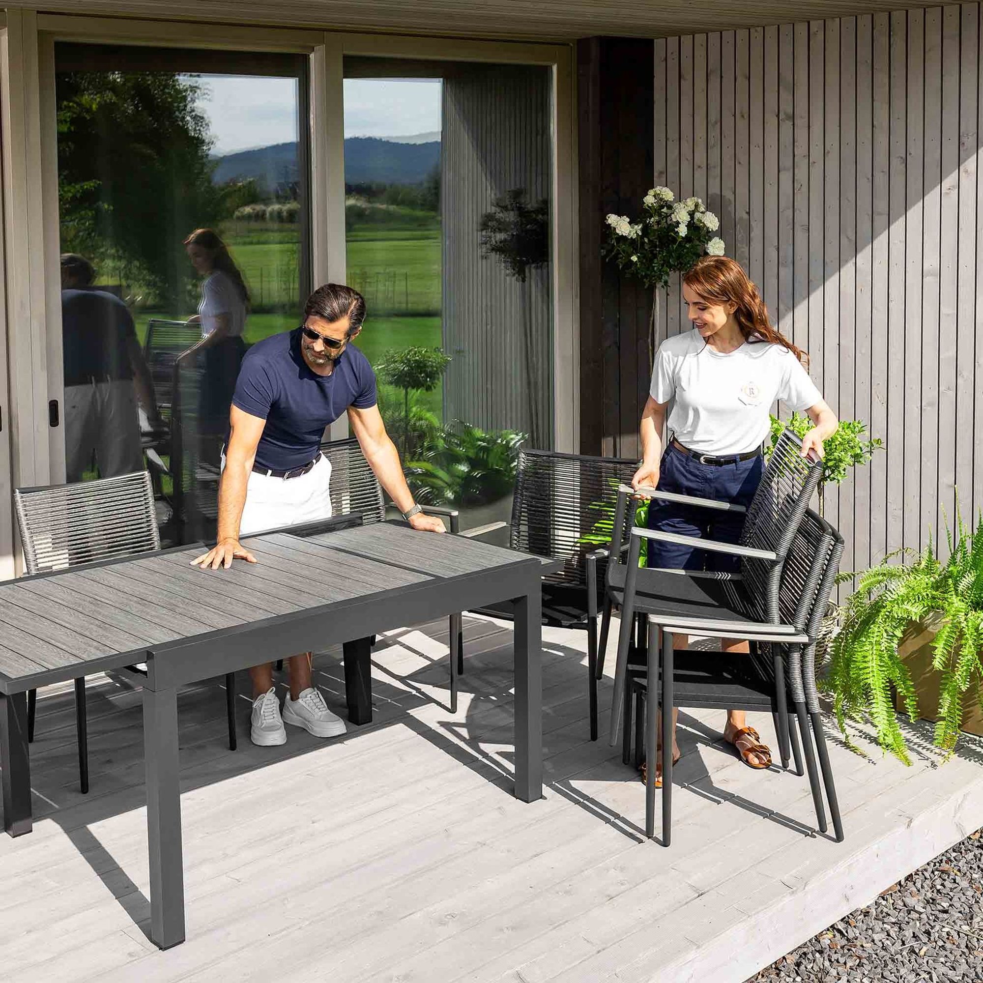Platzsparend – Ausziehtisch und Stapelstühle