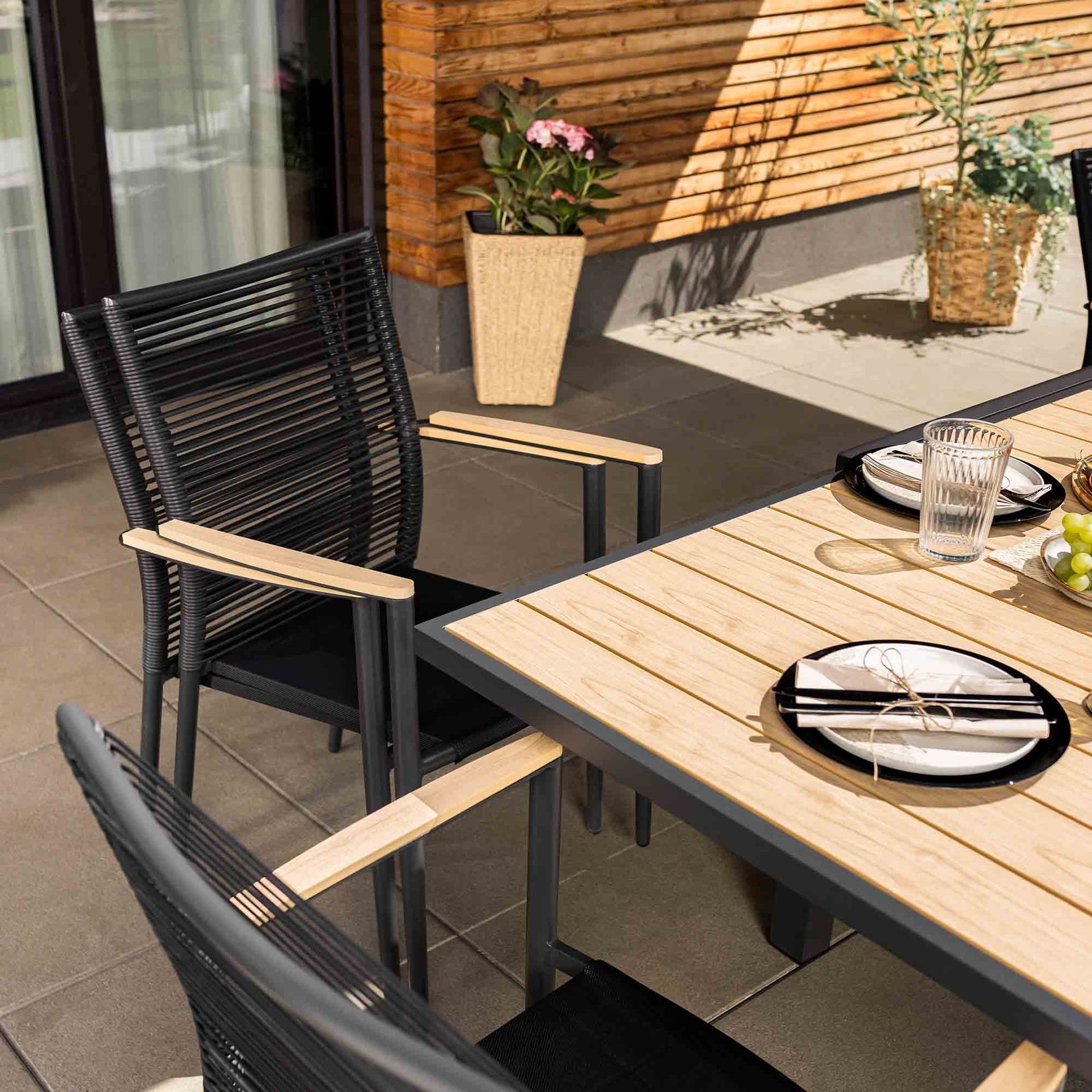Platzsparend – Ausziehtisch und Stapelstühle