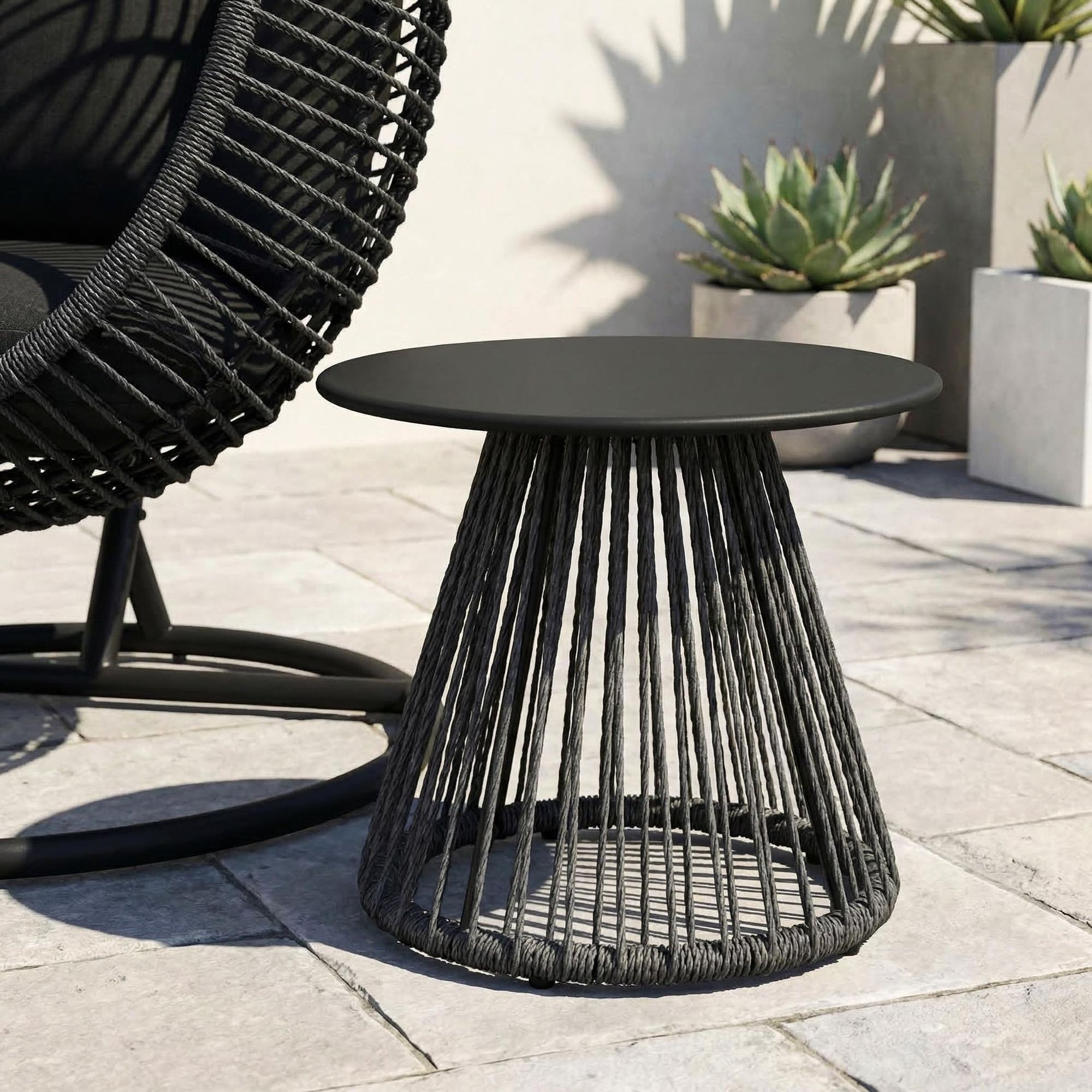 Harmonie von Metall und Flechtwerk in moderner Ausführung