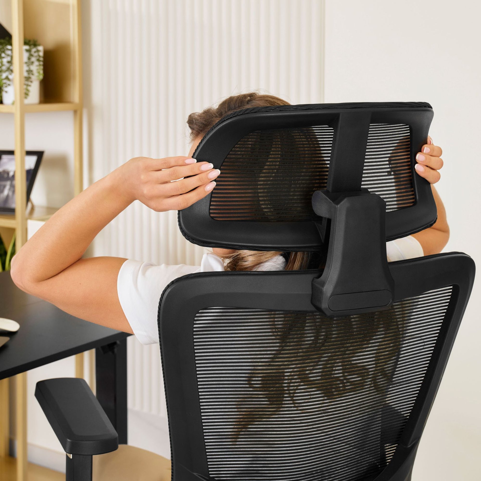 Hohe Rückenlehne mit verstellbarer 2D-Kopfstütze