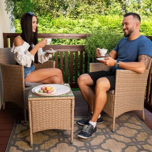 Zwei Personen trinken Kaffee auf dem Balkon mit Gartenmöbel von di volio