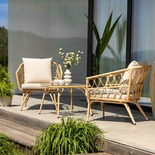 di volio Rattansitzgruppe auf Holzdeck mit Kissen und Vase, moderner Terrassenbereich