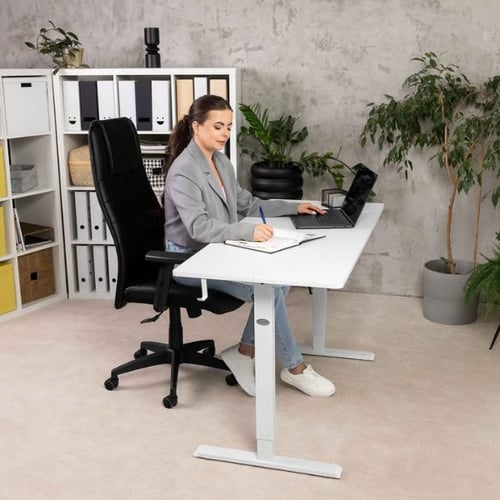 Modernes Büro mit weißem Schreibtisch von di volio und Laptop