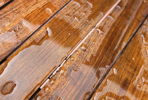 Teakholz pflegen: So bleiben Ihre Gartenmöbel lange schön