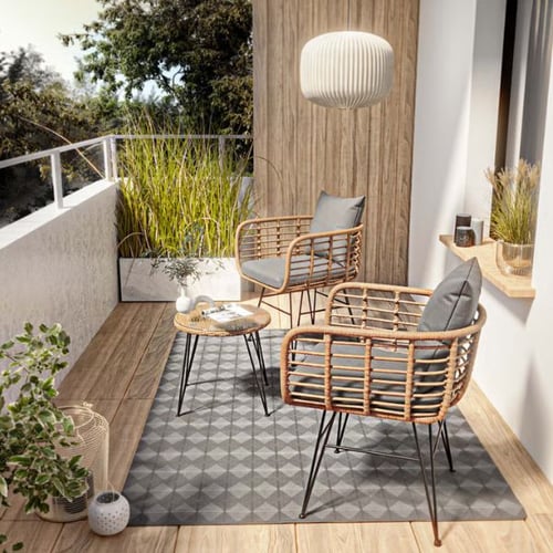 Balkon mit gestrichener Wand und gemütlicher Sitzecke von di volio