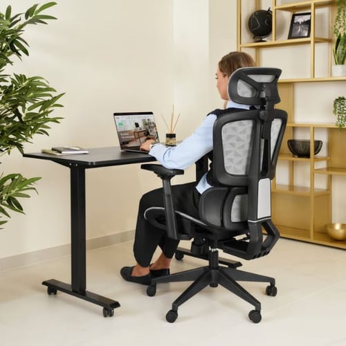 Höhenverstellbarer Schreibtisch und ergonomischer Bürostuhl von di volio im Homeoffice