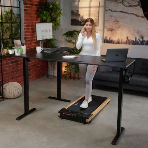 Arbeiten am Schreibtisch von di volio mit Laufband für mehr Bewegung