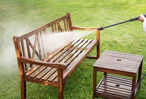 Grünspan entfernen: So bringen Sie Ihre Gartenmöbel wieder zum Glänzen