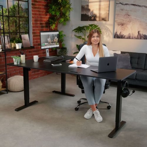 schwarzer Eckschreibtisch von di volio in modernem Büro mit Laptop und Monitor