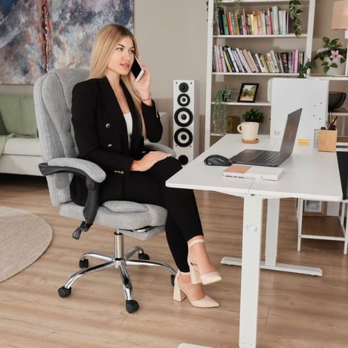 Elegantes Homeoffice mit grauem Bürostuhl und weißem Schreibtisch von di volio