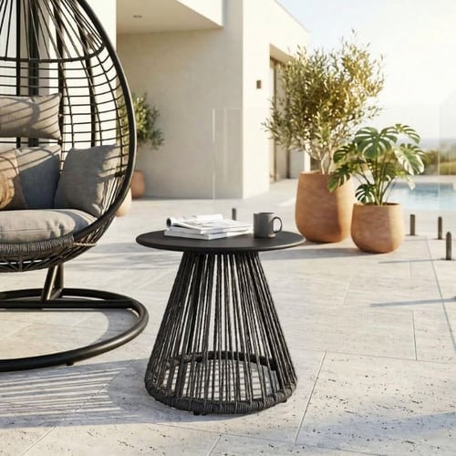 Schwarzer Outdoor-Beistelltisch aus Polyrattan auf moderner Terrasse mit Hängesessel