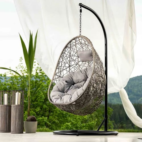 Hauseingang gestalten mit gemütlichem Hängesessel von di volio auf moderner Terrasse