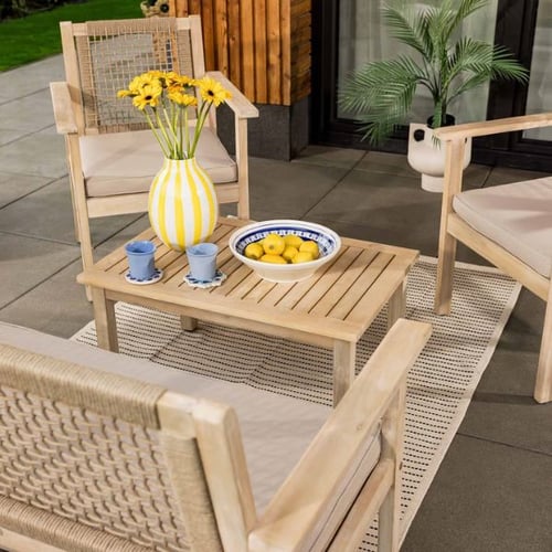 di volio Gartenlounge aus Holz mit Tisch, Sesseln und Deko auf moderner Terrasse