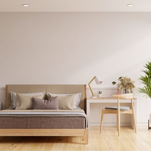 Modernes Schlafzimmer und Büro mit Holzbett, Schreibtisch und Stuhl