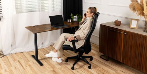 Schreibtisch im Wohnzimmer integrieren: Tipps fürs Home Office