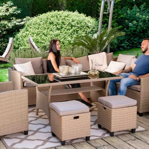 di volio Rattan-Loungeset auf Outdoor-Teppich an einer grünen Rasenfläche