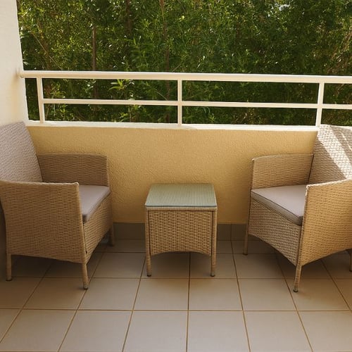Balkonmöbel-Set aus Rattan mit Tisch und Sesseln für kleine Balkone