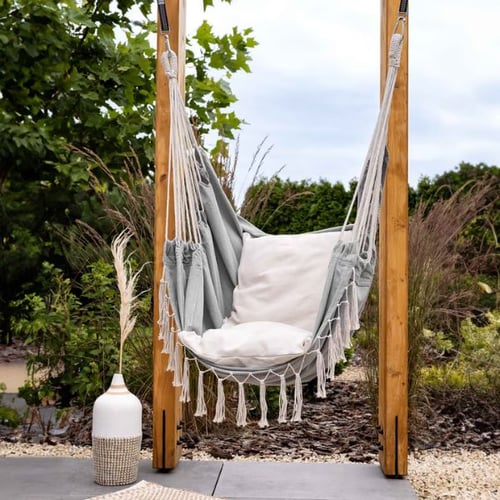 Boho Hängesessel von di volio mit Kissen unter Holzgestell im Garten