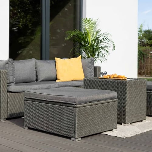 Graues Sofa aus Polyrattan von di volio mit Hocker und Beistelltisch auf moderner Terrasse
