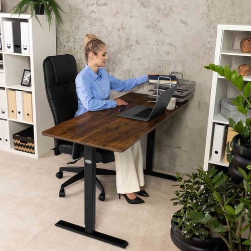 Homeoffice mit stilvollem Schreibtisch und angenehmer Raumtemperatur