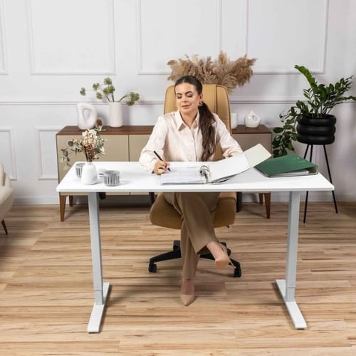 Frau am weißen di volio Schreibtisch im modernen Homeoffice mit höhenverstellbarem Tisch