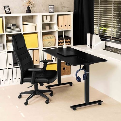 Schwarzer Bürostuhl von di volio mit hoher Lehne an modernem Schreibtisch im Homeoffice