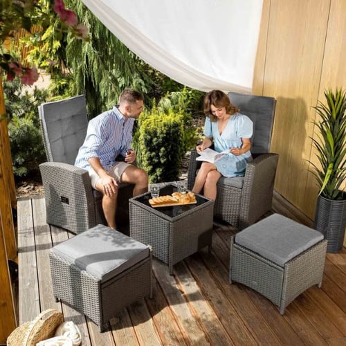Gemütliche Sitzgruppe mit grauen Polstern auf Holzterrasse von di volio – perfekte Idee, um die Terrasse neu zu gestalten