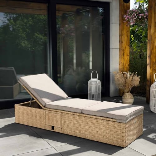 Verstellbare Relaxliege von di volio aus Polyrattan mit hellen Polstern auf moderner Terrasse vor Glasfassade