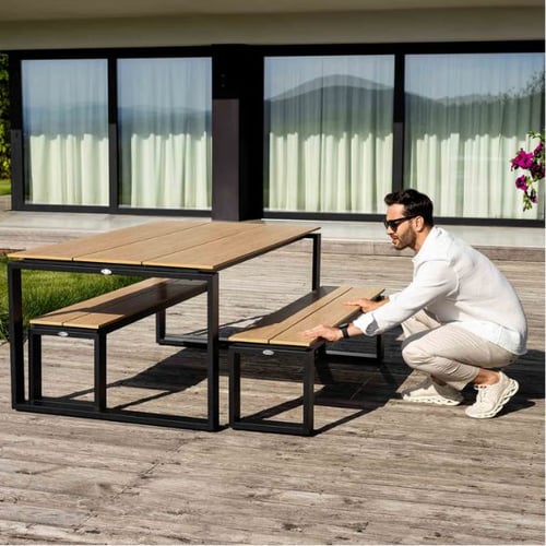 Moderner Gartentisch mit Gartenbänken von di volio aus Kunstholz